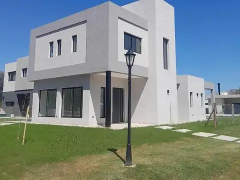 Casa en venta - 4 Dormitorios 5 Baños - Pilar