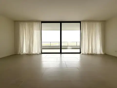 Oceana Nordelta, piso alto con cortinas, luces y mámparas.