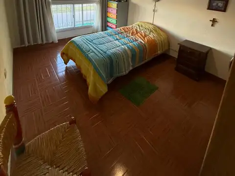 Casa con galpon y departamento