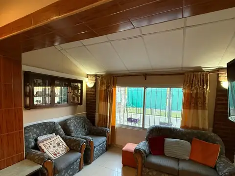 Casa con galpon y departamento