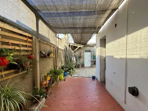 Casa céntrica con galpón en Esperanza