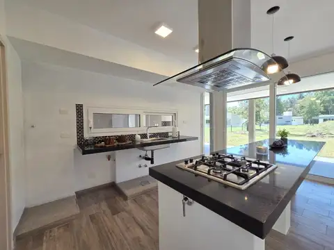 VENTA CASA 4 AMBIENTES EN MIRALAGOS 1 - LA PLATA