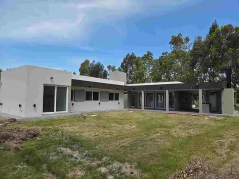 VENTA CASA 4 AMBIENTES EN MIRALAGOS 1 - LA PLATA