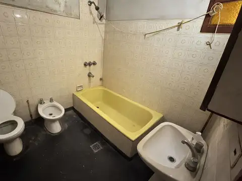 CASA 5 AMBIENTES EN VENTA LOS HORNOS A REFACCIONAR