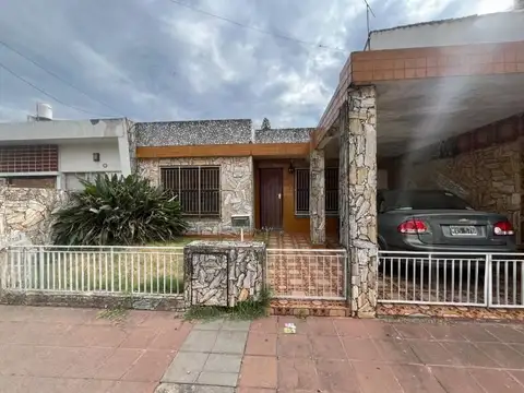 Venta Casa 4 ambientes con cochera y parque, Villa Sarmiento