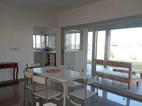 Casa en Alquiler con 4 cocheras