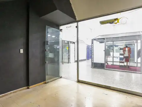 Local en venta en San Nicolás, Salida por florida y por AV. Corrientes, con sótano y altillo.