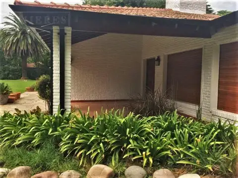 Impecable casa en venta reciclada a nuevo en cul de sac en Highland Park. Las Campanillas 1500