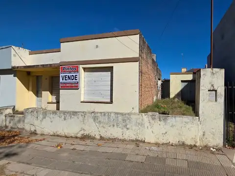 Mitre (e/ Sarmiento y Alvear)