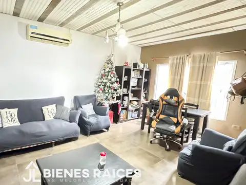 Casa 4 ambientes con 2 baños