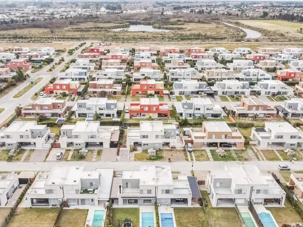 Casa - 138  m² Cubierta | 3 dormitorios | 2 años | 2 baños | 6 ambientes | 2 cocheras