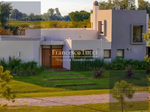 Casa en venta 5 ambientes con pileta en Arroyo Dulce