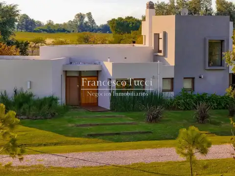 Casa en venta 5 ambientes con pileta en Arroyo Dulce