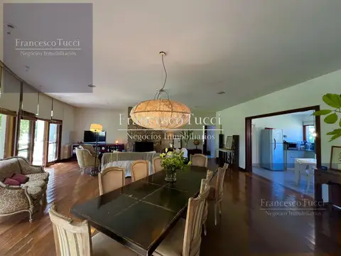 Casa en Venta con 2 cocheras