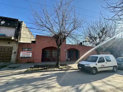 Casa en venta de 4 dormitorios. Patio con quincho, parrilla y pileta. Cochera cubierta. Zárate