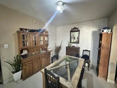 Casa en venta de 4 dormitorios. Patio con quincho, parrilla y pileta. Cochera cubierta. Zárate