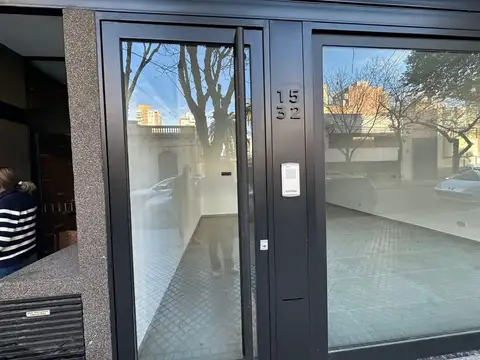 VENTA - LOCAL COMERCIAL CON FRENTE VIDREADO