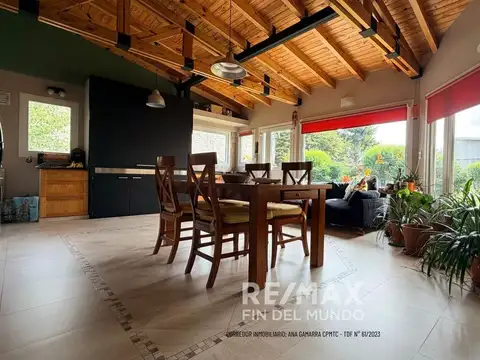 Casa 8 ambientes con 2 baños