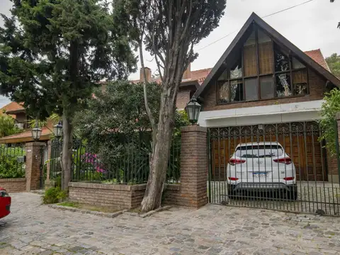 Casa de 5 ambientes con cochera y dependencia de servicio en venta en Martinez