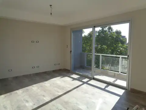 *EXCELENTE DEPTO. DE 3 AMB. CON BALCON Y COCHERA DESCUBIERTA *GRAN OPORTUNIDAD!! 