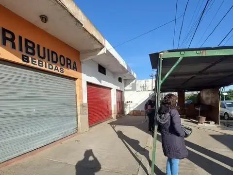 ALQUILER LOCAL UBICADO EN AV SANTA  ANA Y AMENEDO