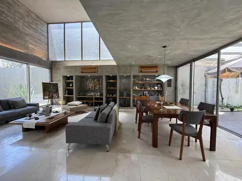 Casa en Venta con 2 cocheras