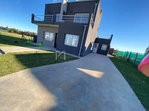 Casa 4 ambientes con 2 baños