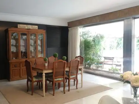 Casa en Alquiler con 2 cocheras