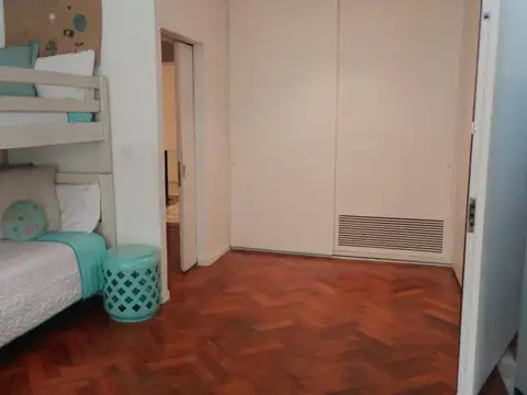 Casa en Alquiler con 2 cocheras