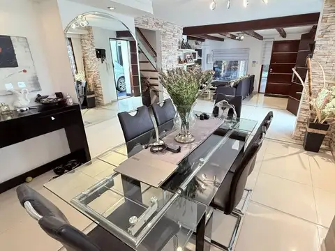 Casa 5 ambientes con 3 baños