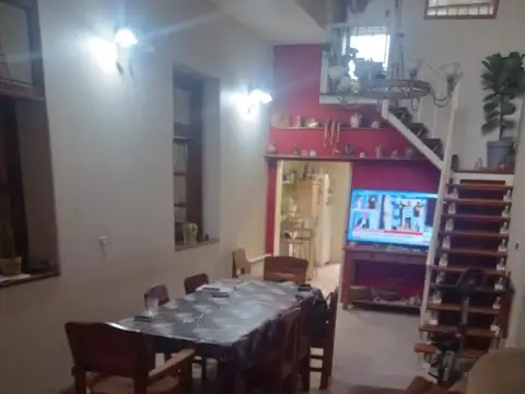 Casa 6 ambientes con 2 baños