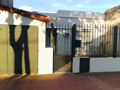 Casa de 4 ambientes y gran parque en Gerli