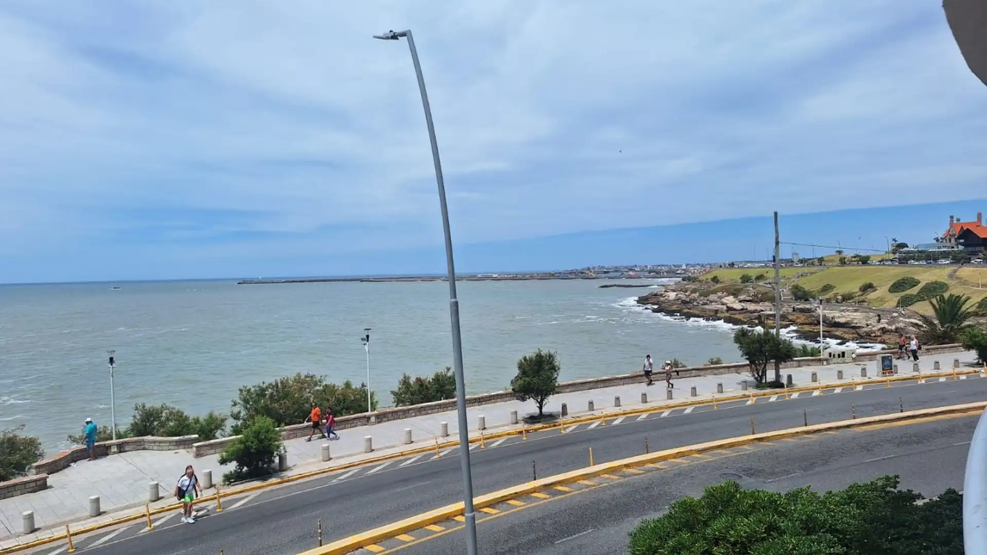 VENTA DEPARTAMENTO DE 4 AMBIENTES CON COCHERA, PRIMERA LINEA AL MAR en Playa Chica