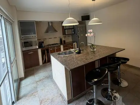 Casa 4 ambientes en 2 plantas con cochera y patio en venta - Quilmes