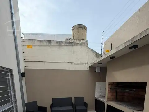 Casa 4 ambientes en 2 plantas con cochera y patio en venta - Quilmes