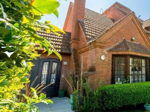 Casa en Carilo 5 ambientes  a una cuadra de la playa y a una cuadra del centro comercial