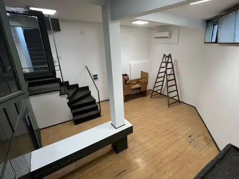 Permuta / Venta oficina de 68 m2 y doble altura, San Martin y Urquiza. Centro. Alquilada en $363.500