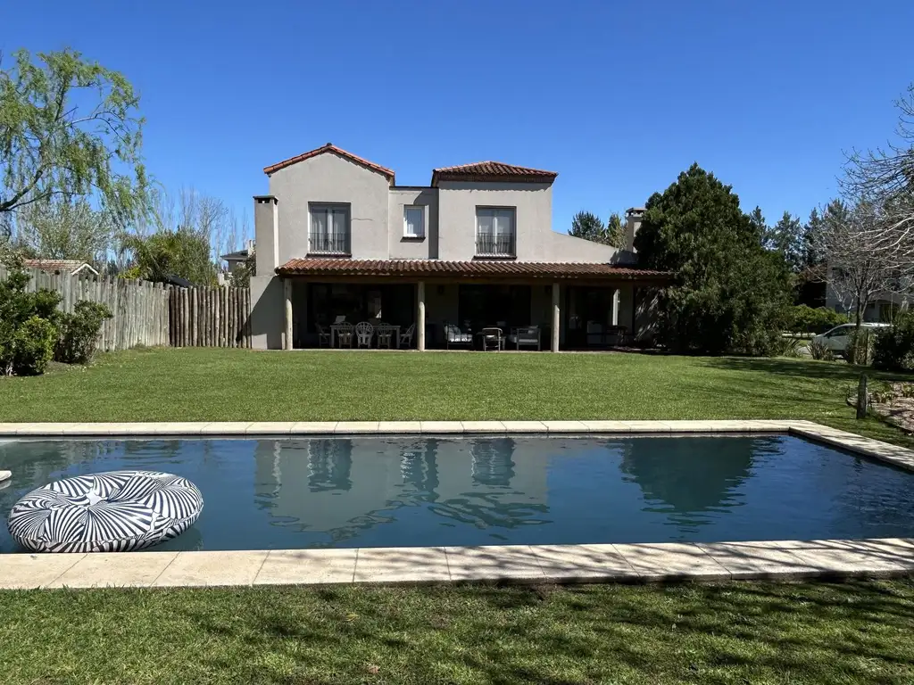 Casa - 280  m² Cubierta | 3 dormitorios | A Estrenar | 3 baños | 1 cochera | 900  m² Terreno