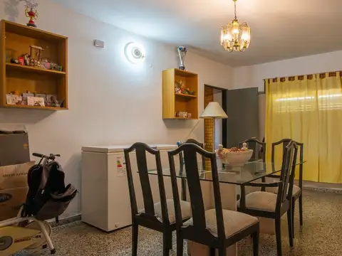 VENTA CASA DE DOS DORMITORIOS  CON COCHERA + LOCAL