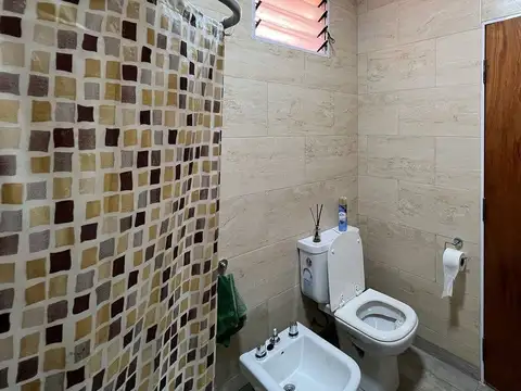 VENTA CASA DE DOS DORMITORIOS  CON COCHERA + LOCAL