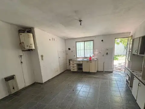 CASA EN VENTA EN PERGAMINO A REFACCIONAR CON PATIO