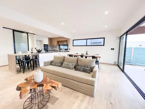 Casa 5 ambientes con 2 baños