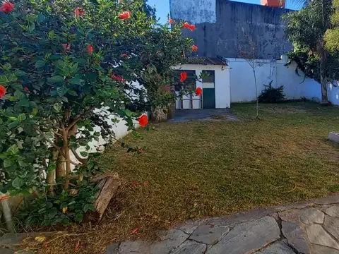 APTO CREDITO - CASA CON COCHERA Y JARDIN - VILLA BALLESTER