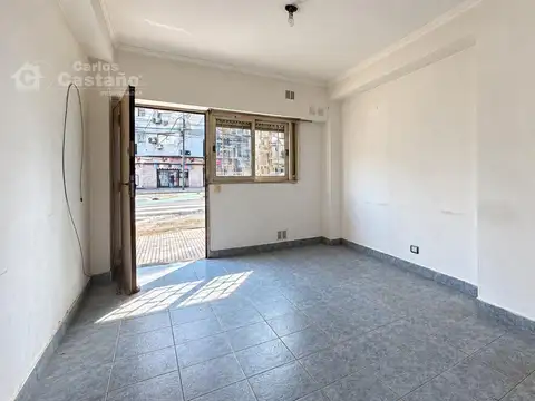 Depto / PH tipo casa en PB. 2 ambientes con entrada independiente y patio.