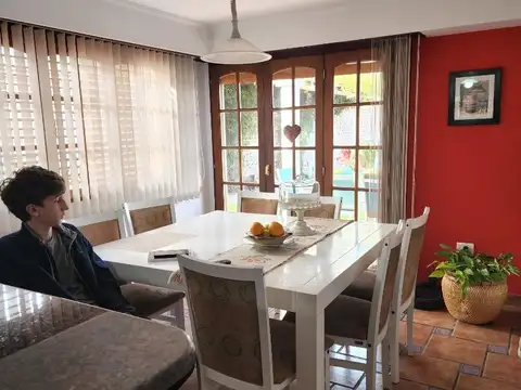 Casa en Venta con 2 cocheras