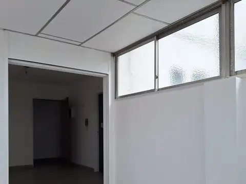 Monoambiente amplio luminoso. Sin expensas, abl y aysa.Subte