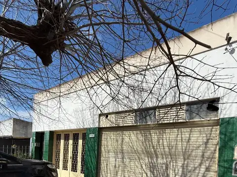 Casa en venta c/ local y cochera en La Plata