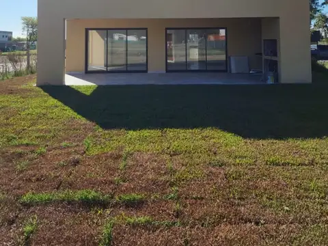 Casa  en Alquiler en Santa Sofía, Pilar del Este, Pilar