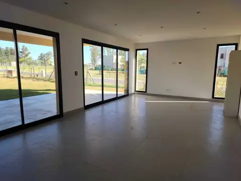 Casa en Alquiler con 4 cocheras