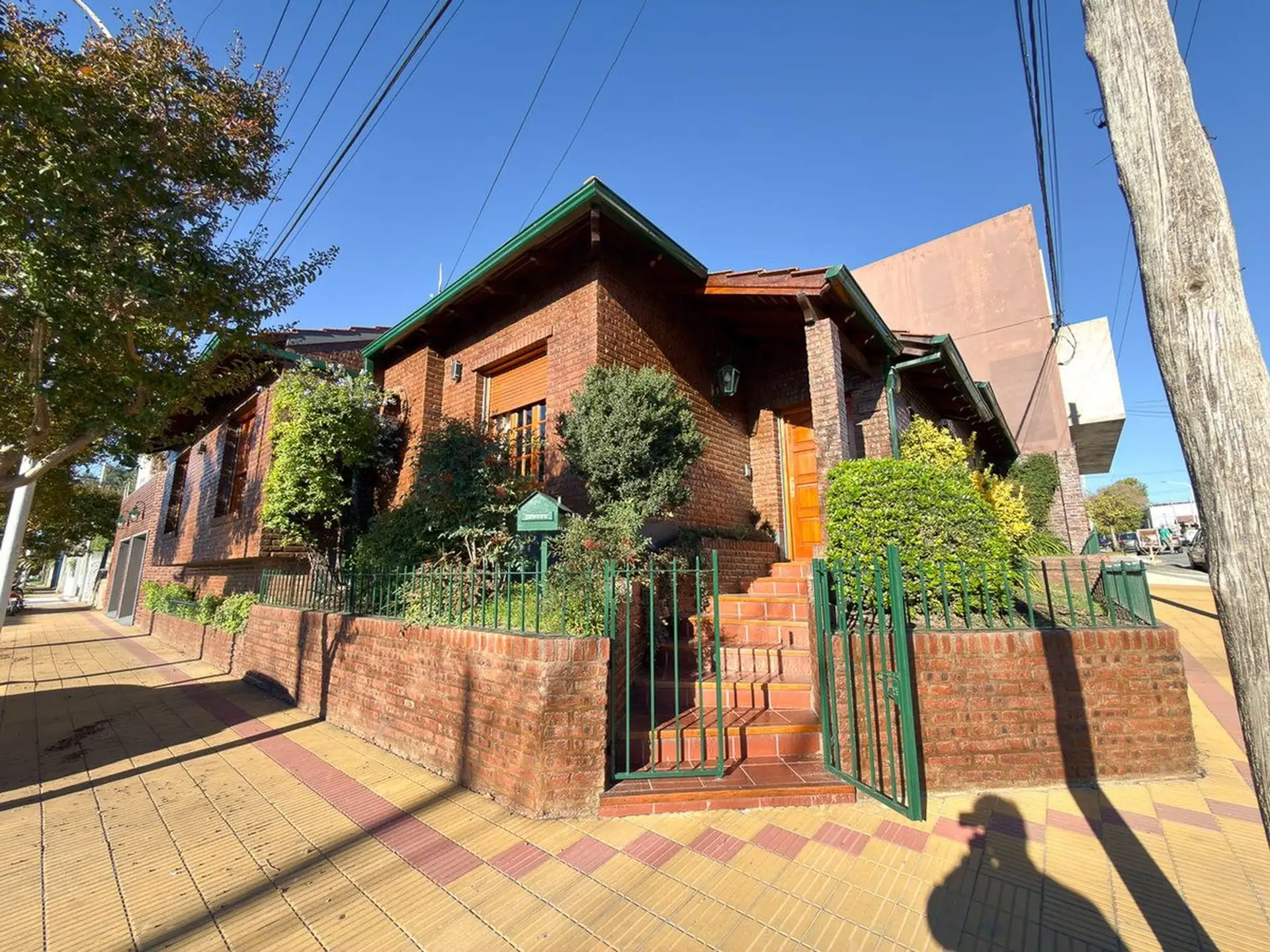 Venta importante casa tres dormitorios 236m² — Caseros 803